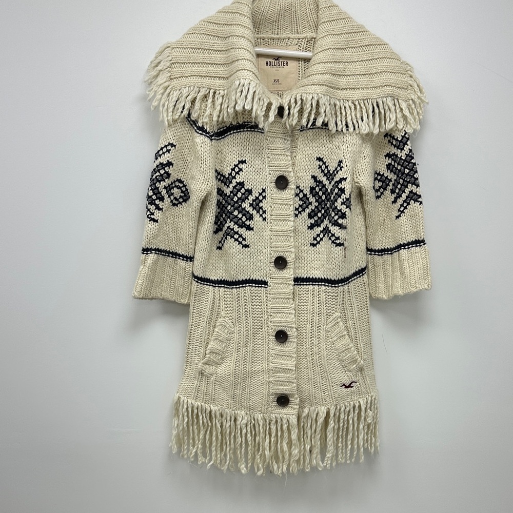 Hollister Women's Cream Cardigan with Black Design
Like new